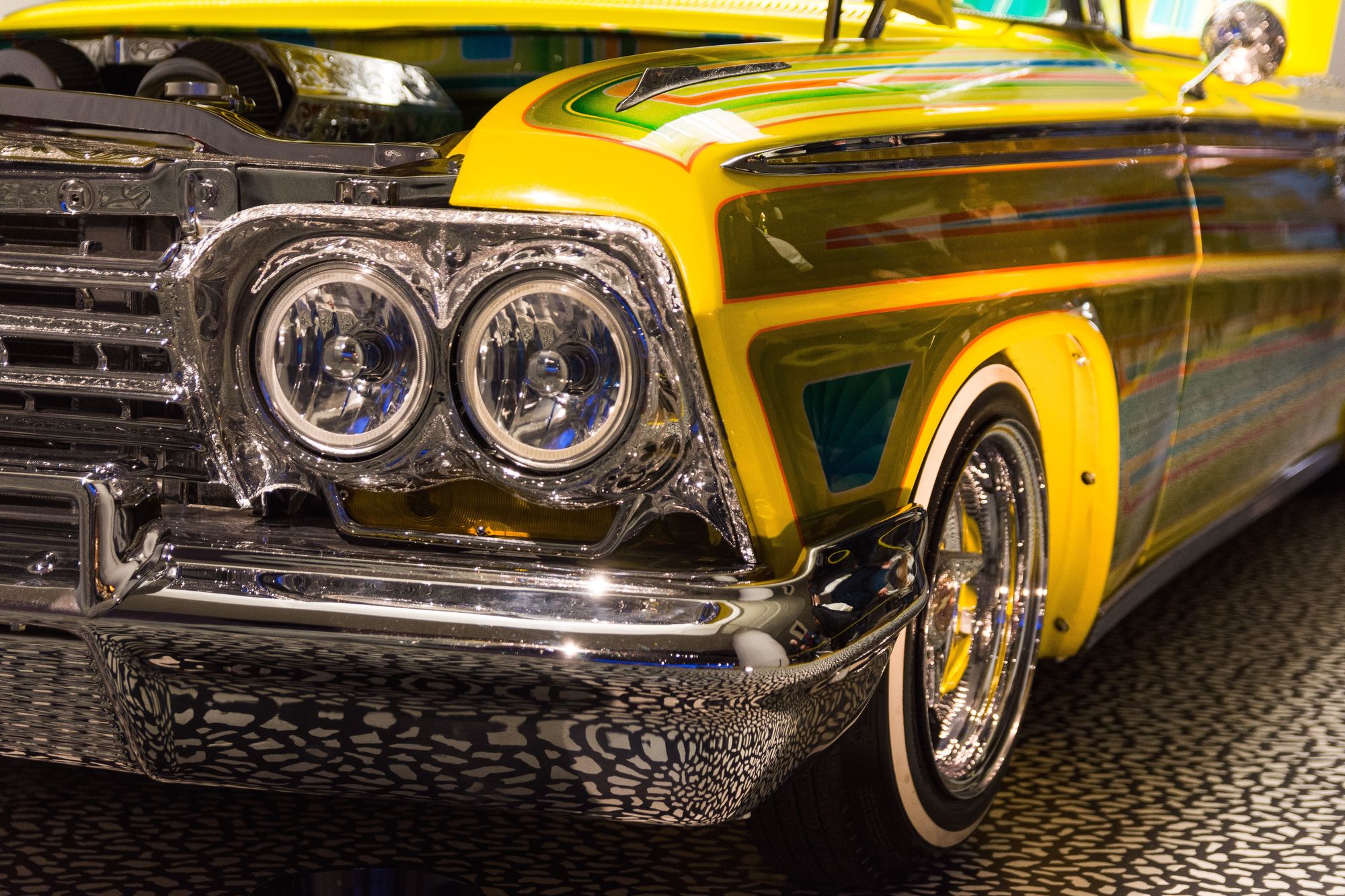 Vista frontal de un coche clásico personalizado amarillo