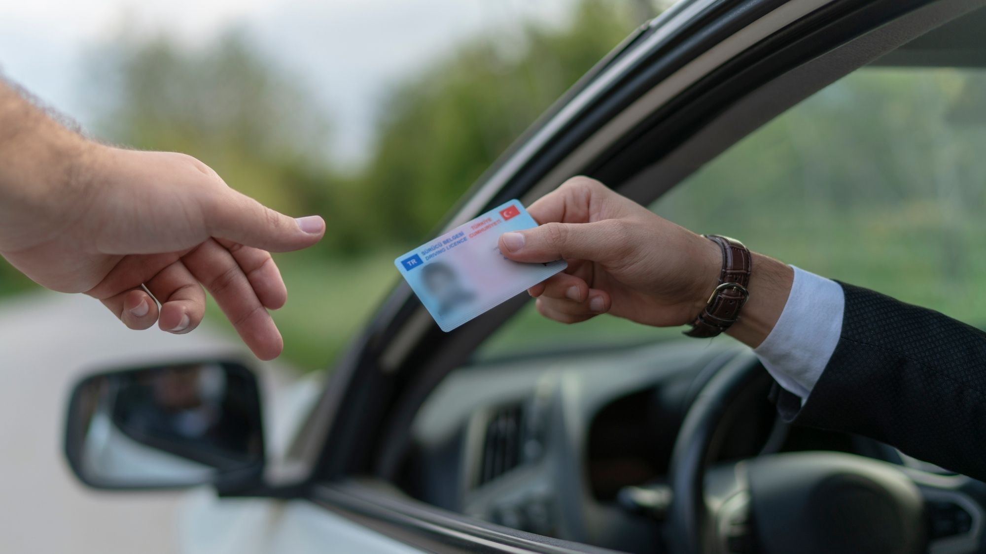 Prueba de conducción de un vehículo para comprar con una licencia de conducir válida 