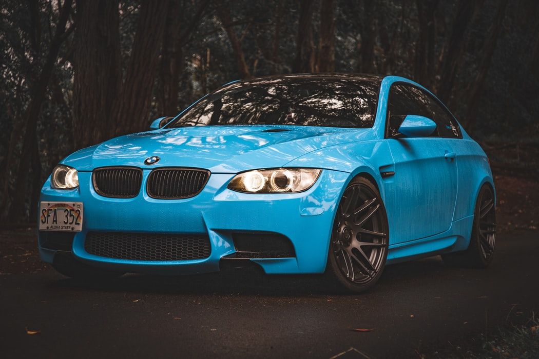 Coche deportivo BMW azul claro sobre un fondo amaderado oscuro