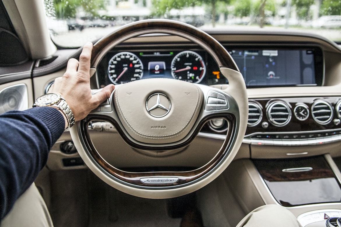 Mercedes tan Car Interior volante y tablero