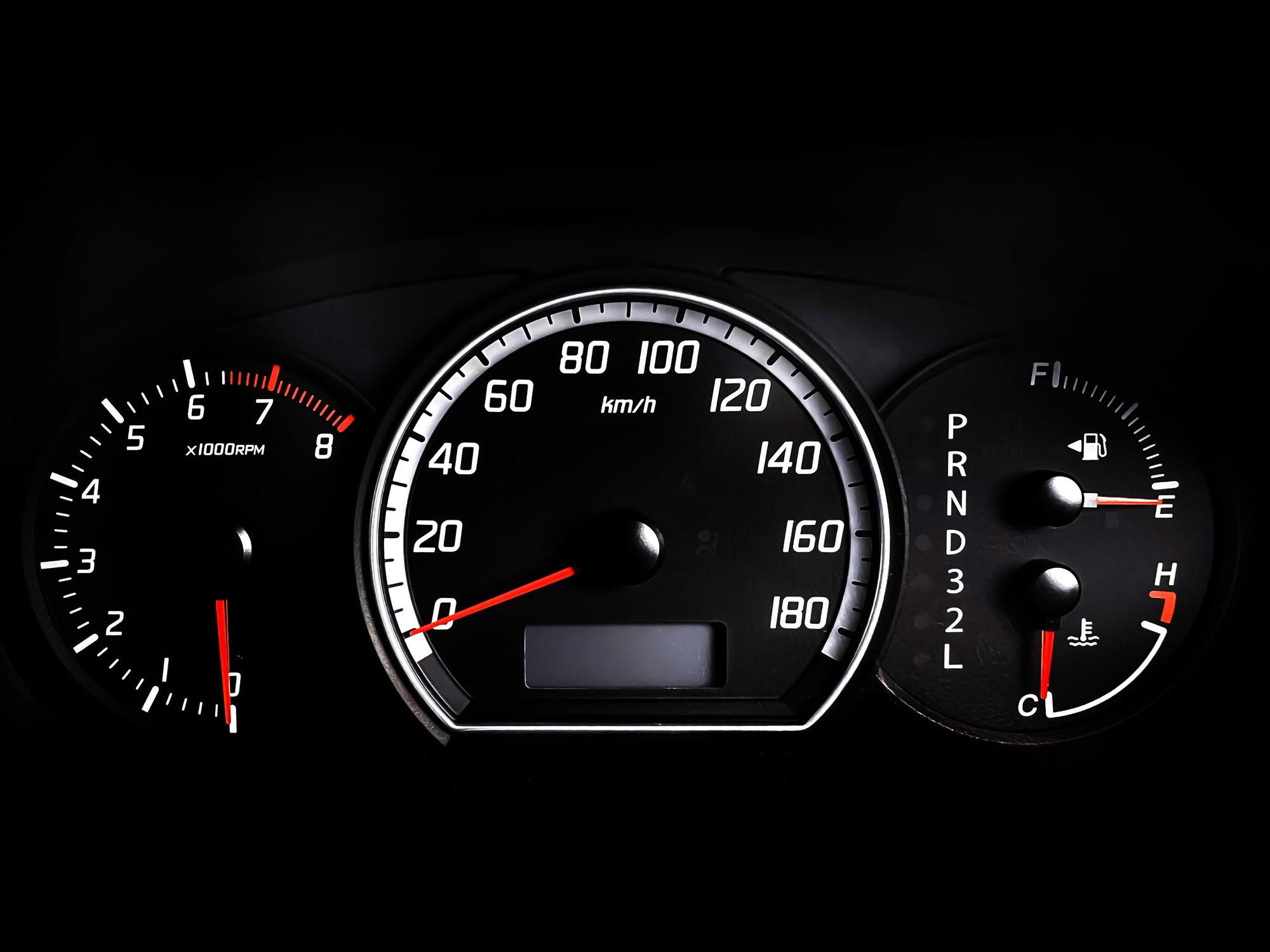 Un cuentakilómetros, un indicador de RPM y un indicador de gasolina para automóviles.