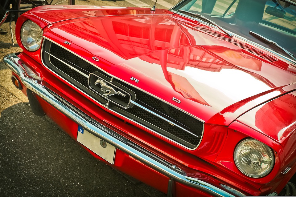 Parte delantera de un coche clásico Ford Mustang rojo en una subasta